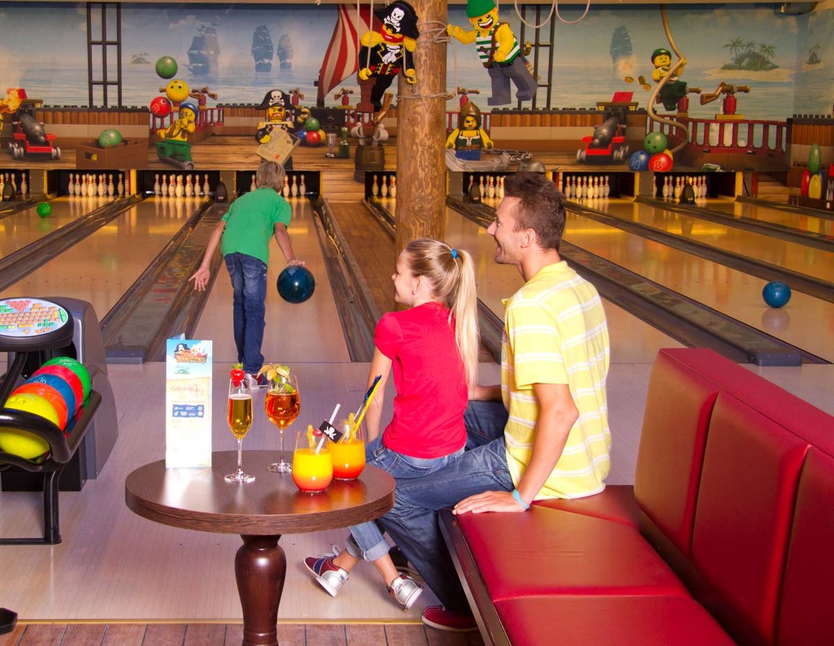 Familie beim Bowlen im LEGOLAND Feriendorf