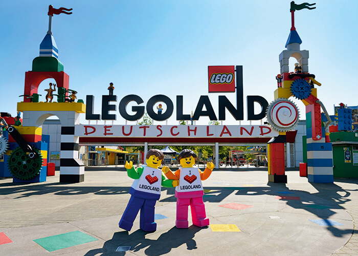 LEGOLAND Deutschland Eingangsbereich mit zwei Walking Charactern