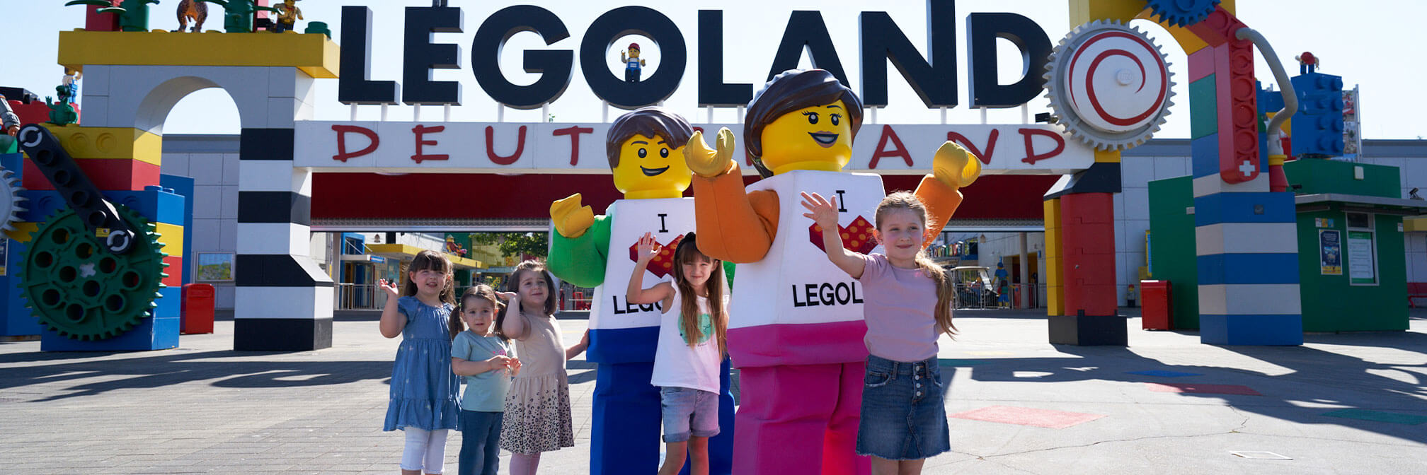 Contatto con LEGOLAND Deutschland con i bambini davanti al portale