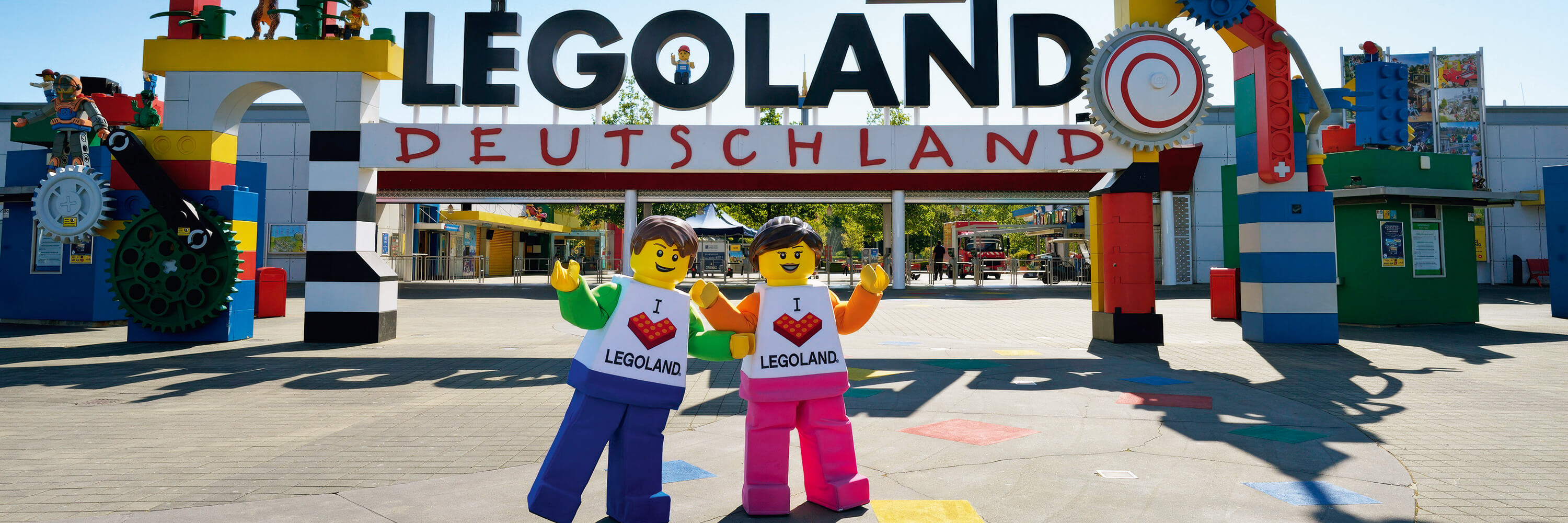 Strefa wejściowa LEGOLAND Deutschland z chłopcem LEGO i dziewczynką LEGO