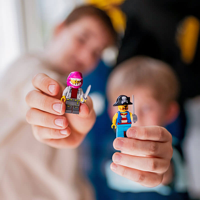 Bambini con le minifigure LEGO nello studio delle minifigure di LEGOLAND