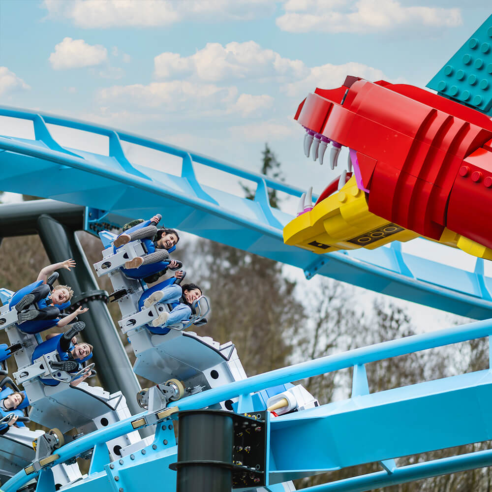 MAXIMUS Achterbahn im LEGOLAND Deutschland mit Gästen