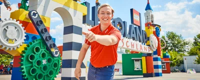 LEGOLAND VIP Tour mit Tourguide vor LEGOLAND Portal