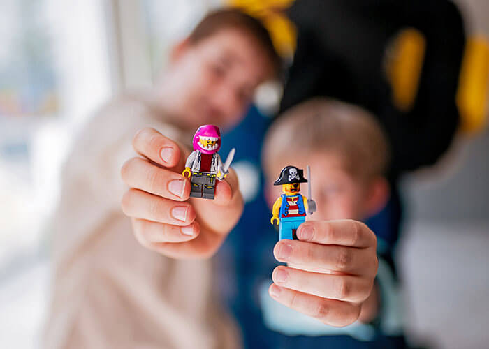 enfants avec des minifigurines LEGO dans l'atelier de minifigurines LEGOLAND